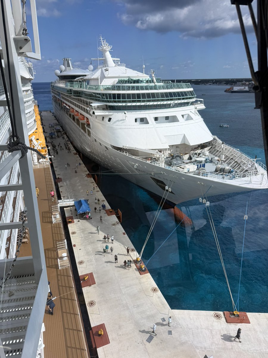 No time to get ashore today, but nice to see Cozumel again. 🇲🇽 🛳️