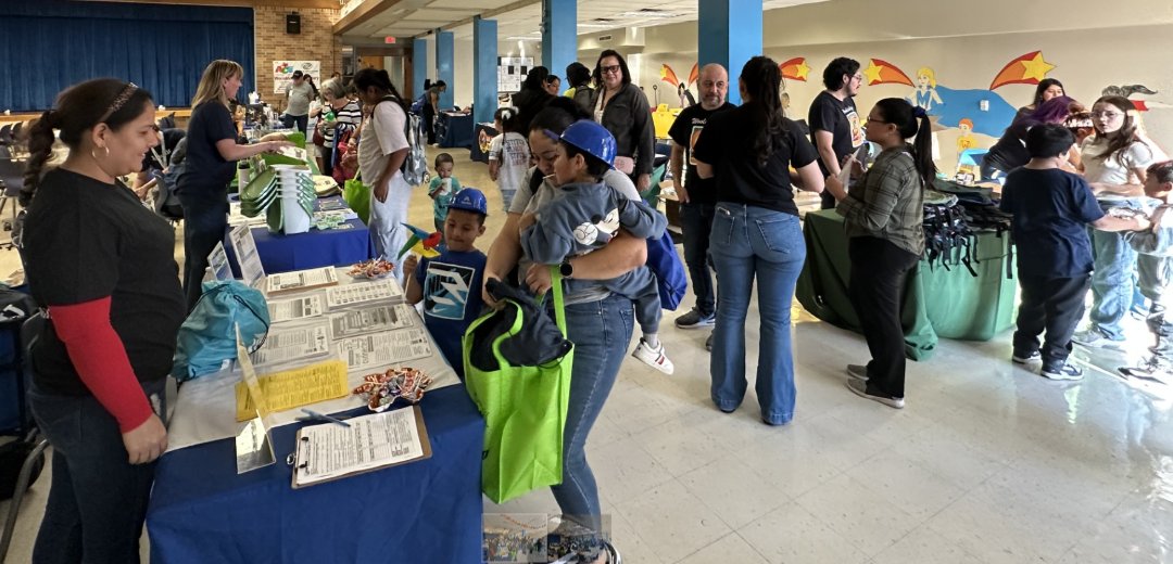 AustinWatershed's tweet image. Acompáñanos para el próximo Evento de Preparación para Emergencias el 19/11 de 3 a 6 p.m. en la Biblioteca Pública de la Carver Branch de Austin, 1161 Angelina St. Los primeros 25 invitados recibirán un kit de suministros de emergencia.  ℹ️tinyurl.com/3fx98het