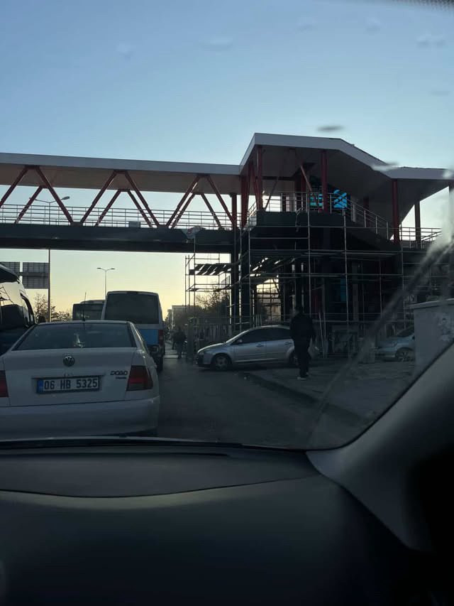 “Üst geçit ne zaman açılacak?”

Takipçilerimizden sık gelen bir mesaj:
“Her gün aynı yoğun trafik, aynı çile… Üst geçit aylardır kapalı. Ne zaman açılacak? Neyi bekliyorlar bu kadar?”

Etimesgut’ta özellikle iş giriş–çıkış saatlerinde trafik artık çekilmez hale gelmiş durumda.