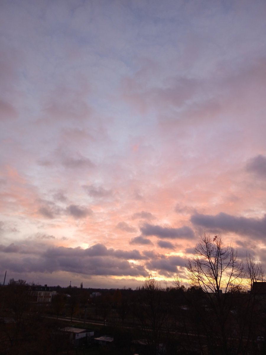 Es war ein grauer Tag, mit Regen und Kälte. Aber dann hat sich doch noch die Sonne gezeigt und durch das Fenster geschaut. Und der Abendhimmel entschädigt für das Novembergrau. 
Es war ein ruhiger Tag und das war gut so.
Euch allen einen schönen Abend