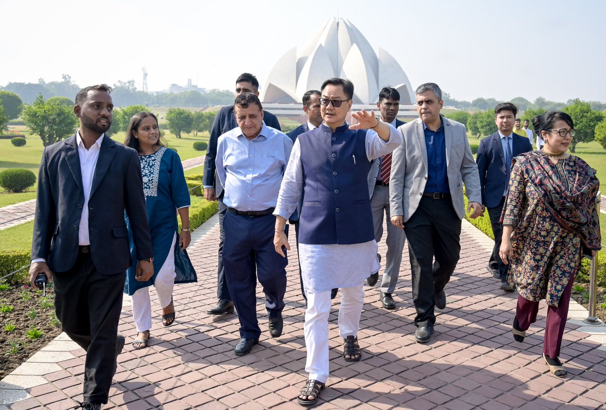 KirenRijiju's tweet image. The Baha&apos;i Lotus Temple, with its blooming architecture &amp;amp; profound calm, offered a beautiful pause today. The volunteers of Bahá’í faith chant the prayers of all religions and they spread the message of universal peace and services 🙏

@BahaiLotus