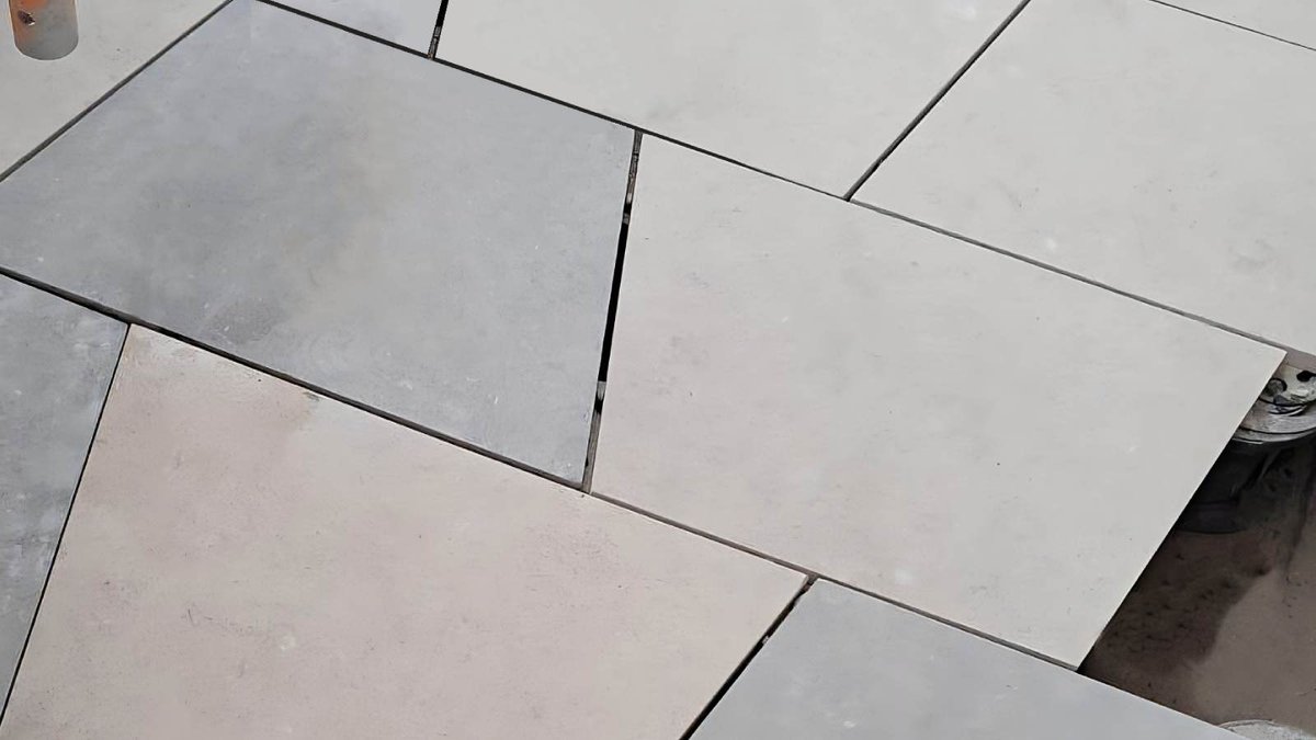 Don’t be square. Add whimsy, angle, and flair to rooftop decks and terraces. Buzon pedestals with U-TOP-FLEX accommodate any shape paver—truly any shape! hdgbuildingmaterials.com/trapezoid-porc…
#RooftopDesign #PedestalPavers #LandscapeArchitecture #BuzonPedestals #PorcelainPavers