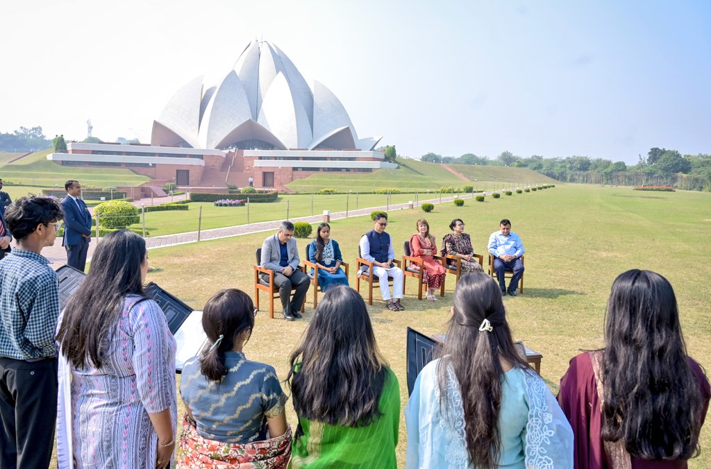 KirenRijiju's tweet image. The Baha&apos;i Lotus Temple, with its blooming architecture &amp;amp; profound calm, offered a beautiful pause today. The volunteers of Bahá’í faith chant the prayers of all religions and they spread the message of universal peace and services 🙏

@BahaiLotus