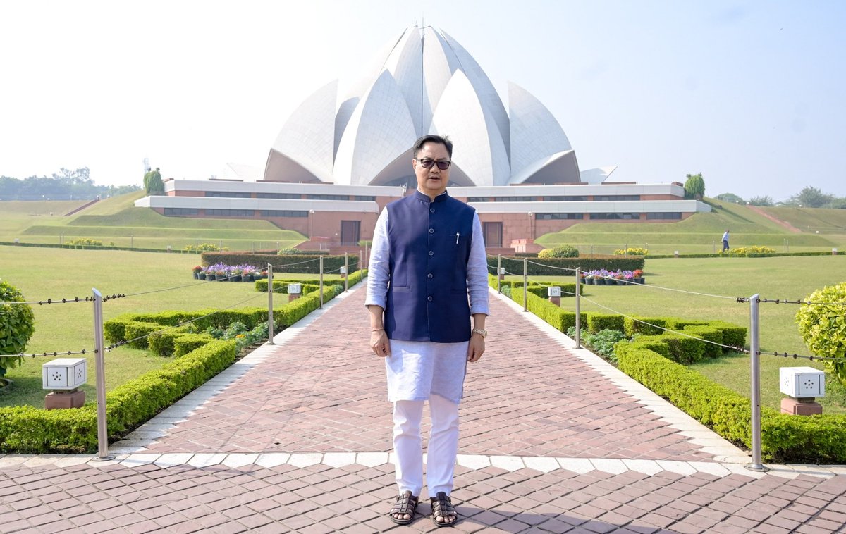 KirenRijiju's tweet image. The Baha&apos;i Lotus Temple, with its blooming architecture &amp;amp; profound calm, offered a beautiful pause today. The volunteers of Bahá’í faith chant the prayers of all religions and they spread the message of universal peace and services 🙏

@BahaiLotus