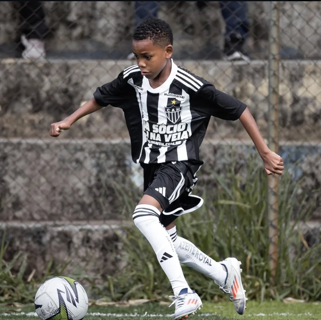 Falagalo13's tweet photo. 🐔 Heitor Lelis (2013), conhecido no TikTok como "Heitorzinho das canetas", não pertence mais as categorias de base do Atlético.

O Galo foi o segundo clube de Minas em que o garoto esteve. Antes, fez um período de testes no Cruzeiro, mas não foi aprovado.

A família do atleta de 12 anos juntamente com seu empresário, já procuram um novo clube.

#FalaGalo