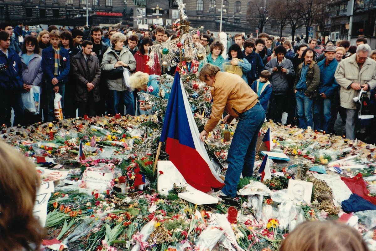 NGFoundationNL's tweet photo. 🇨🇿✨ 17 de noviembre: Día de la Libertad y la Democracia

Hoy recordamos la fuerza serena —pero imparable— de la Revolución de Terciopelo.
En 1989, miles de ciudadanos en Checoslovaquia demostraron que la valentía cívica, cuando nace del corazón de un pueblo cansado de cadenas, puede derrumbar incluso a los regímenes más férreos sin disparar una sola bala.

Desde la Foundation NewGeneration, honramos a quienes salieron a las calles con nada más que su voz, su dignidad y su fe en un futuro libre.
Ese espíritu es el mismo que hoy enciende a tantos jóvenes en América Latina y el mundo, decididos a no ceder su derecho a vivir sin miedo.

Que este día nos recuerde una verdad antigua como los pueblos y siempre vigente:
la libertad puede tardar, pero nunca se rinde.

Sigamos construyendo, paso firme y mirada alta, generaciones que sepan defenderla.