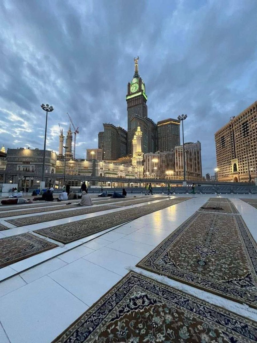 ما أجمل أن تمشي نحو الله بقلبٍ مُتعب😔، ثم تعود وقد خفَّ كل شيء.🥹