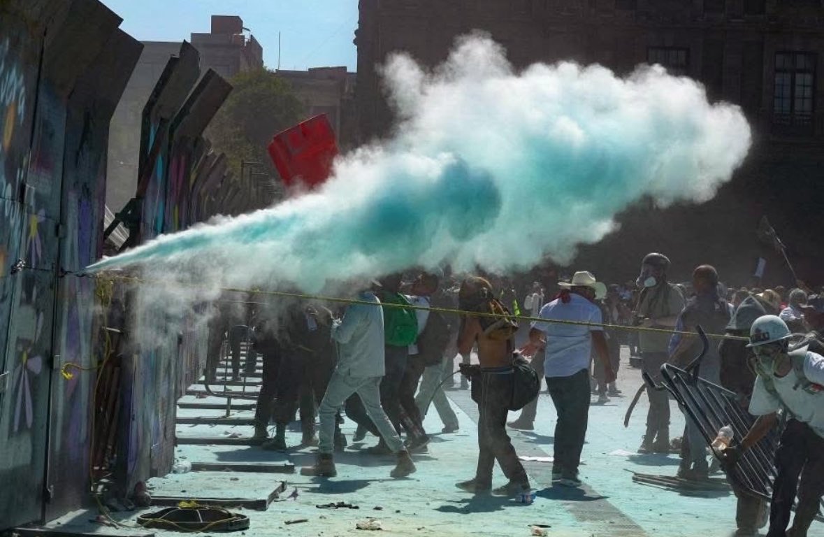 deniseramosm's tweet image. Las mismas “Fuerzas del Orden”, que el 15 de noviembre reprimieron a los Manifestantes, protegieron a los saqueadores de comercios el 2 de octubre bajo el argumento de que tenían órdenes de no represión.