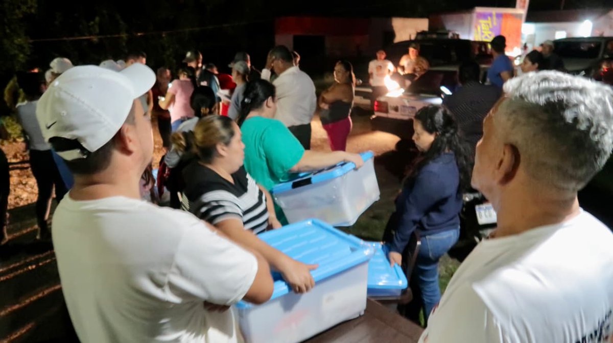 RedSolidaria_hn's tweet photo. Por instrucciones del Director Ejecutivo Ad Honorem, Ing. @JuanCoello_HN, los equipos de la Red Solidaria brindaron apoyo a las familias afectadas por las lluvias en El Porvenir y La Unión, Atlántida, entregando raciones de alimentos. 

#XiomaraSíCumple https://t.co/xyhSyTjHUK