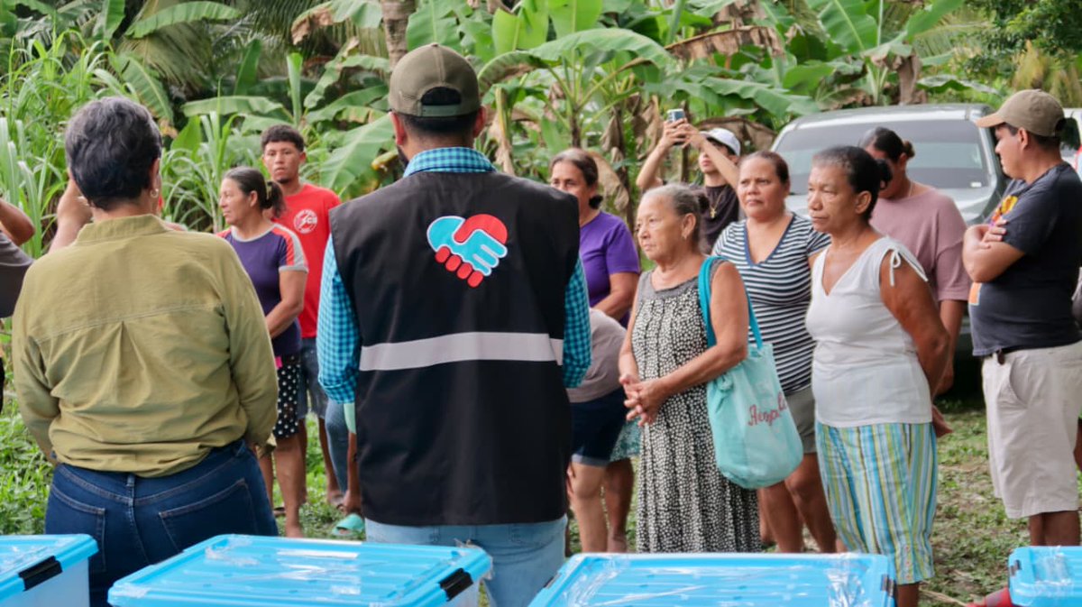 RedSolidaria_hn's tweet photo. Por instrucciones del Director Ejecutivo Ad Honorem, Ing. @JuanCoello_HN, los equipos de la Red Solidaria brindaron apoyo a las familias afectadas por las lluvias en El Porvenir y La Unión, Atlántida, entregando raciones de alimentos. 

#XiomaraSíCumple https://t.co/xyhSyTjHUK