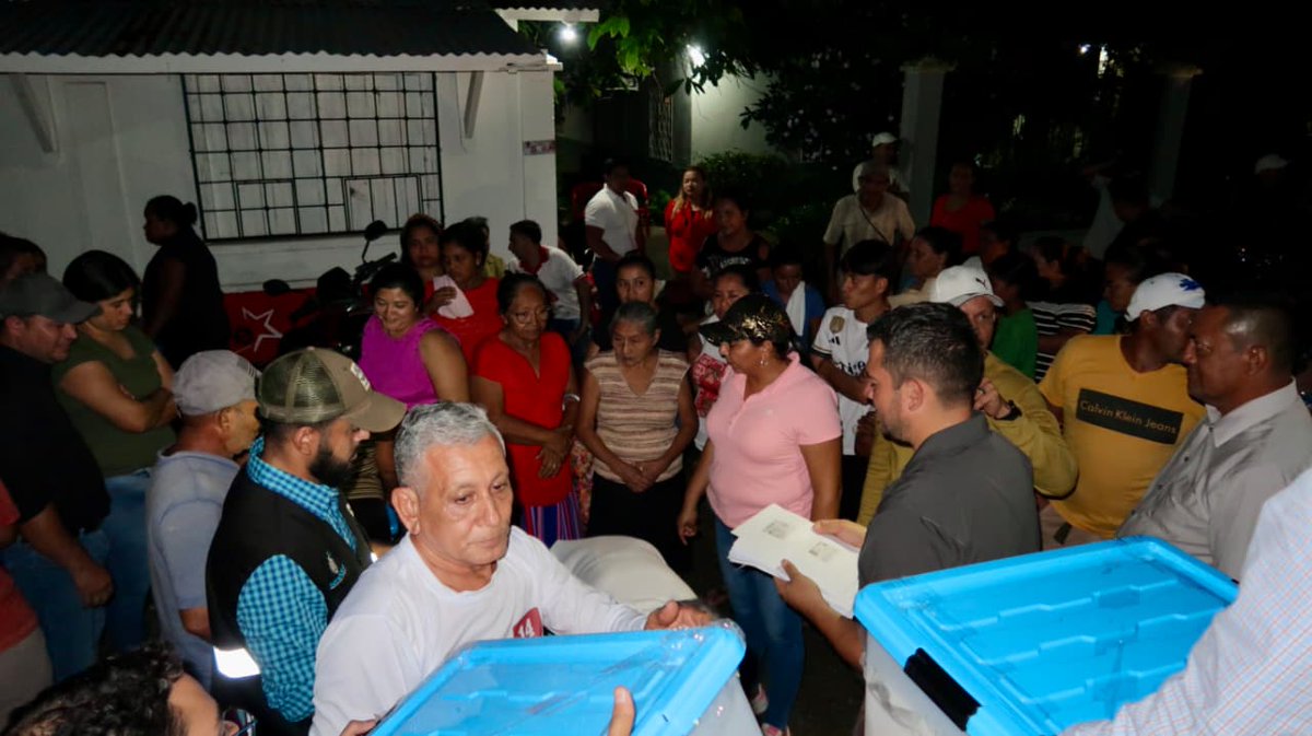 RedSolidaria_hn's tweet photo. Por instrucciones del Director Ejecutivo Ad Honorem, Ing. @JuanCoello_HN, los equipos de la Red Solidaria brindaron apoyo a las familias afectadas por las lluvias en El Porvenir y La Unión, Atlántida, entregando raciones de alimentos. 

#XiomaraSíCumple https://t.co/xyhSyTjHUK