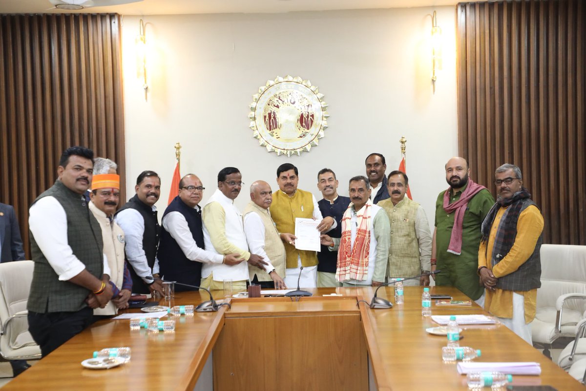 CMMadhyaPradesh's tweet image. सिंहस्थ 2028, उज्जैन की तैयारियों को लेकर मुख्यमंत्री डॉ. मोहन यादव की अध्यक्षता में, भाजपा प्रदेश अध्यक्ष श्री @Hkhandelwal1964, किसान संघ के प्रतिनिधियों, जनप्रतिनिधियों और प्रशासनिक अधिकारियों के साथ विस्तृत समीक्षा बैठक आयोजित हुई।

बैठक में सिंहस्थ को दिव्य, भव्य और…