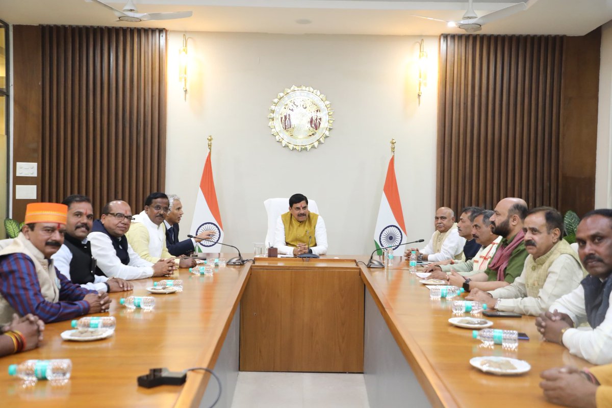 CMMadhyaPradesh's tweet image. सिंहस्थ 2028, उज्जैन की तैयारियों को लेकर मुख्यमंत्री डॉ. मोहन यादव की अध्यक्षता में, भाजपा प्रदेश अध्यक्ष श्री @Hkhandelwal1964, किसान संघ के प्रतिनिधियों, जनप्रतिनिधियों और प्रशासनिक अधिकारियों के साथ विस्तृत समीक्षा बैठक आयोजित हुई।

बैठक में सिंहस्थ को दिव्य, भव्य और…