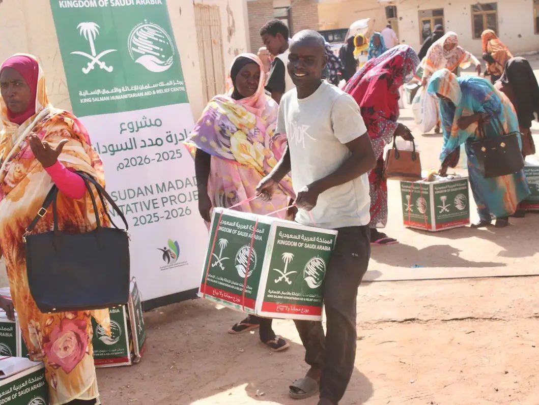 SaudiNews50's tweet photo. ثبات سعودي في دعم الأشقاء السودانيين..

توزيع مساعدات متنوعة على المحتاجين في السودان.

- https://t.co/Md1ioUKmC9