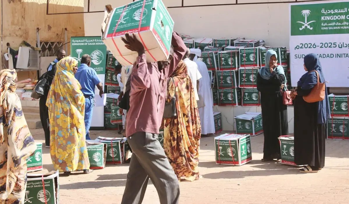 SaudiNews50's tweet photo. ثبات سعودي في دعم الأشقاء السودانيين..

توزيع مساعدات متنوعة على المحتاجين في السودان.

- https://t.co/Md1ioUKmC9