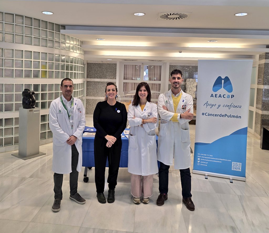 🌍💙 #DíaMundialCáncerDePulmón
Nos reunimos con la Asociación Española de Afectados de Cáncer de Pulmón <a href="/AEACaP/">AEACaP</a> 🙌✨. Han realizado una labor extraordinaria de difusión en la entrada del <a href="/HospitalUVRocio/">Hospital Universitario Virgen del Rocío</a> 🏥💛. 
Siempre con nuestros pacientes 💖 
#SomosHUVR