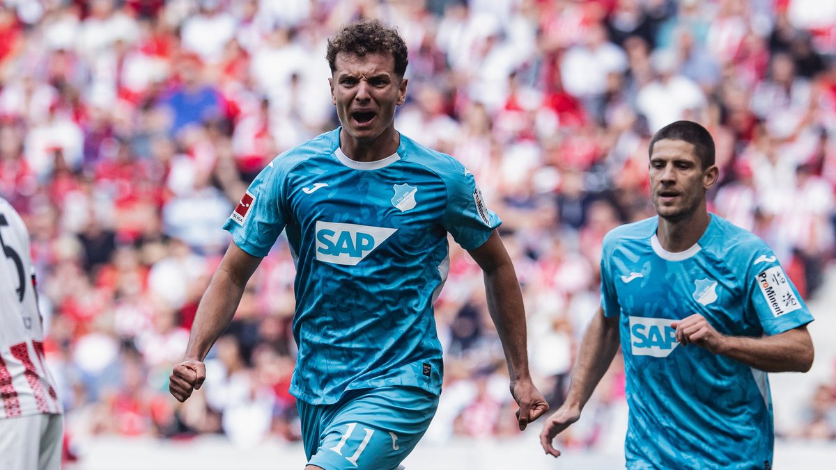 iMiaSanMia's tweet photo. Bayern's interest in Fisnik Asllani is getting concrete. Concrete talks are taking place, with Max Eberl and Christoph Freund involved. Both are impressed with the striker. Bayern are informed of all details regarding Asllani's release clause. There's big competition for the player, who will definitely leave Hoffenheim in the summer [@Plettigoal]
