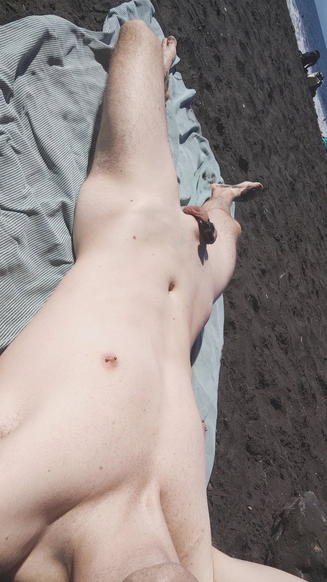 KitsuneSubBoi's tweet photo. What beautiful weather to expose my lil nub on the beach 🥴🔐 I hope you'll like the view 😈🤏 https://t.co/fx9eDPYXpV