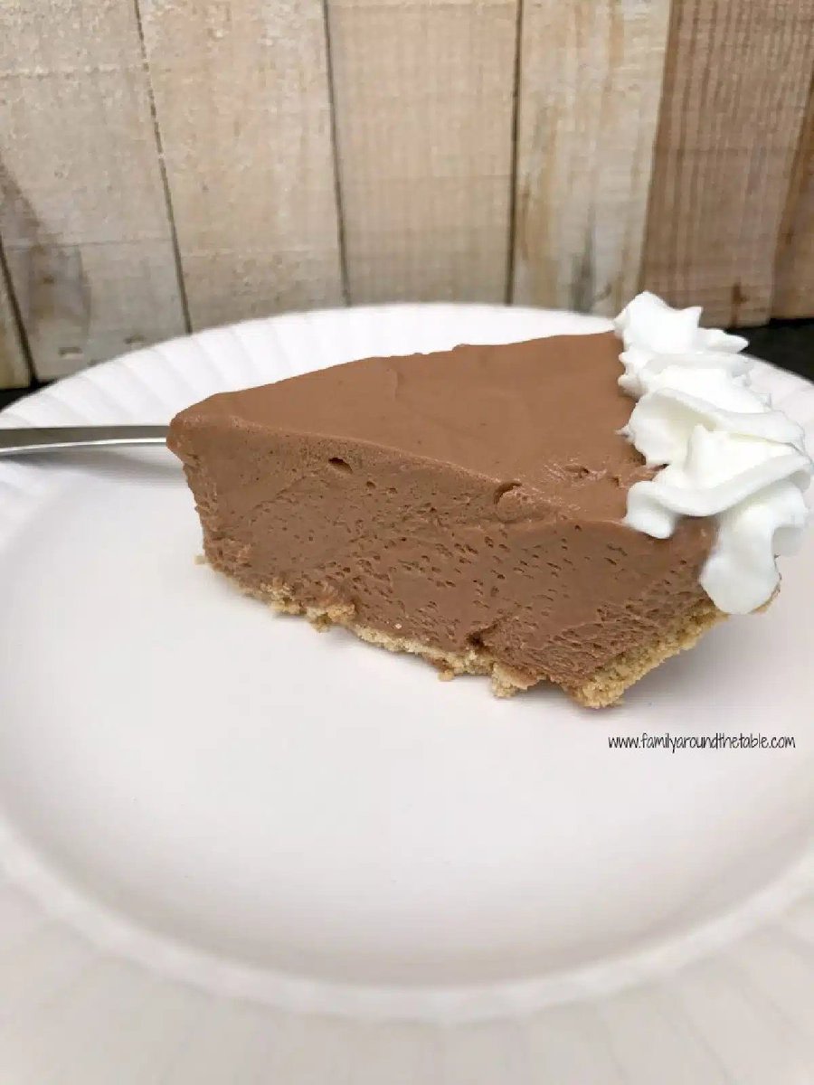 FamTable's tweet image. This Hershey Bar Pie is a favorite at our house. It&apos;s like a s&apos;mores but in pie form. There really couldn&apos;t be an easier pie to make. familyaroundthetable.com/hershey-bar-pi… via @FamTable