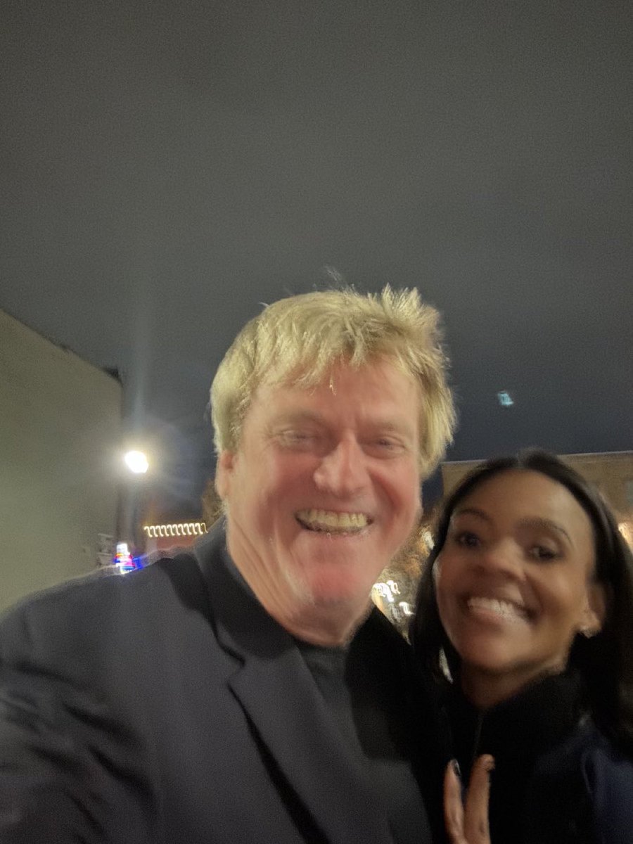 Scriptkeep17's tweet image. Hory Shid 
Spotlights are bright glowy this Sunday. 🤣 🤣