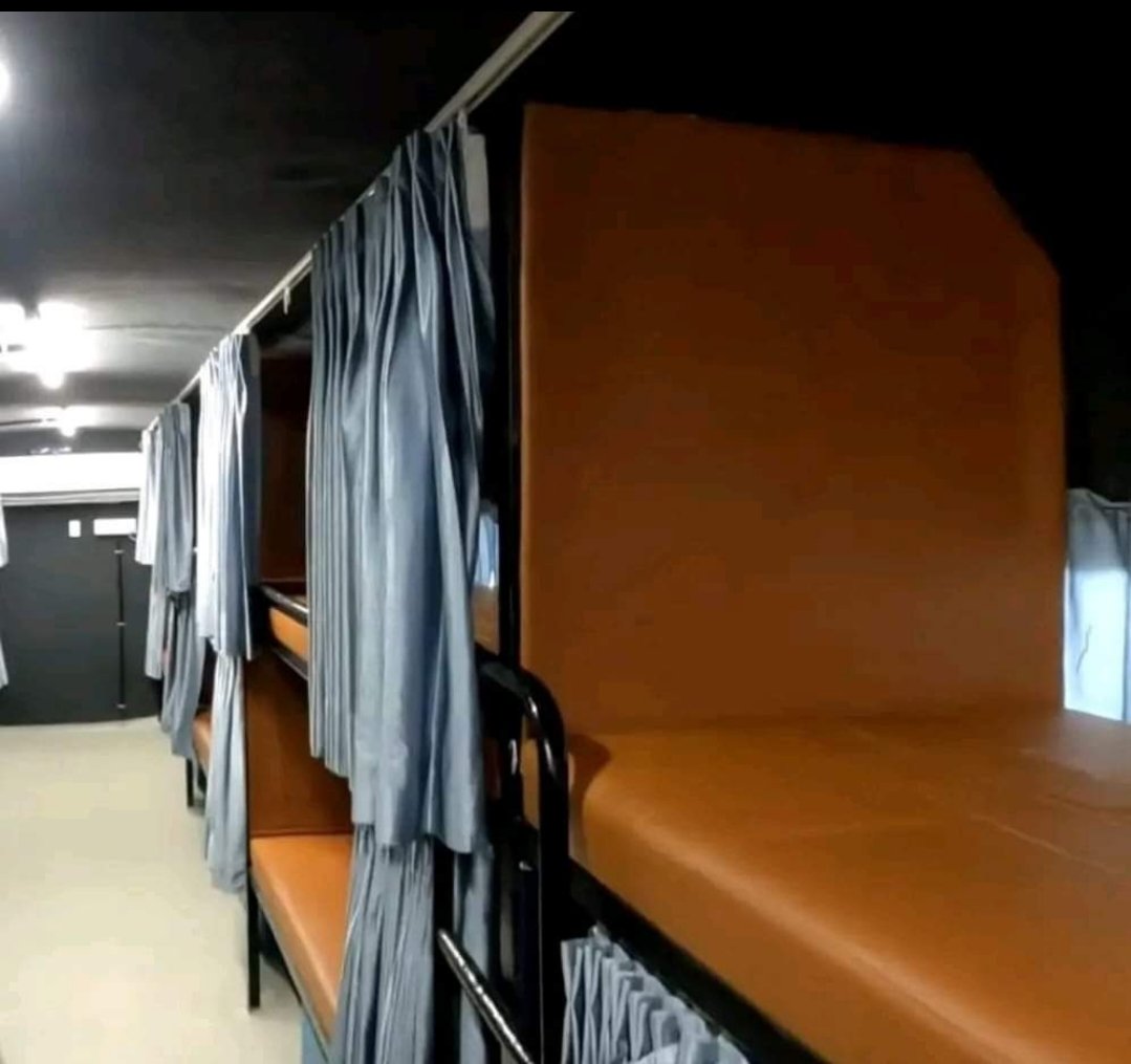 Garjana206's tweet image. मुन्नार ल कधी एकटे किंवा मित्र बरोबर गेला तर महागडे हॉटेल पेक्षा KSRTC ने AC sleeper bus मध्यें राहायची सोय केली आहे. भाडे केवळ १०० रुपये.दुसऱ्या दिवशी वेगळ्या बस ने sightseeing करु शकता.
बस मध्ये वॉश बसिन आणि purified water मिळते. बस शेजारी स्वच्छ स्वच्छता गृह आहे.