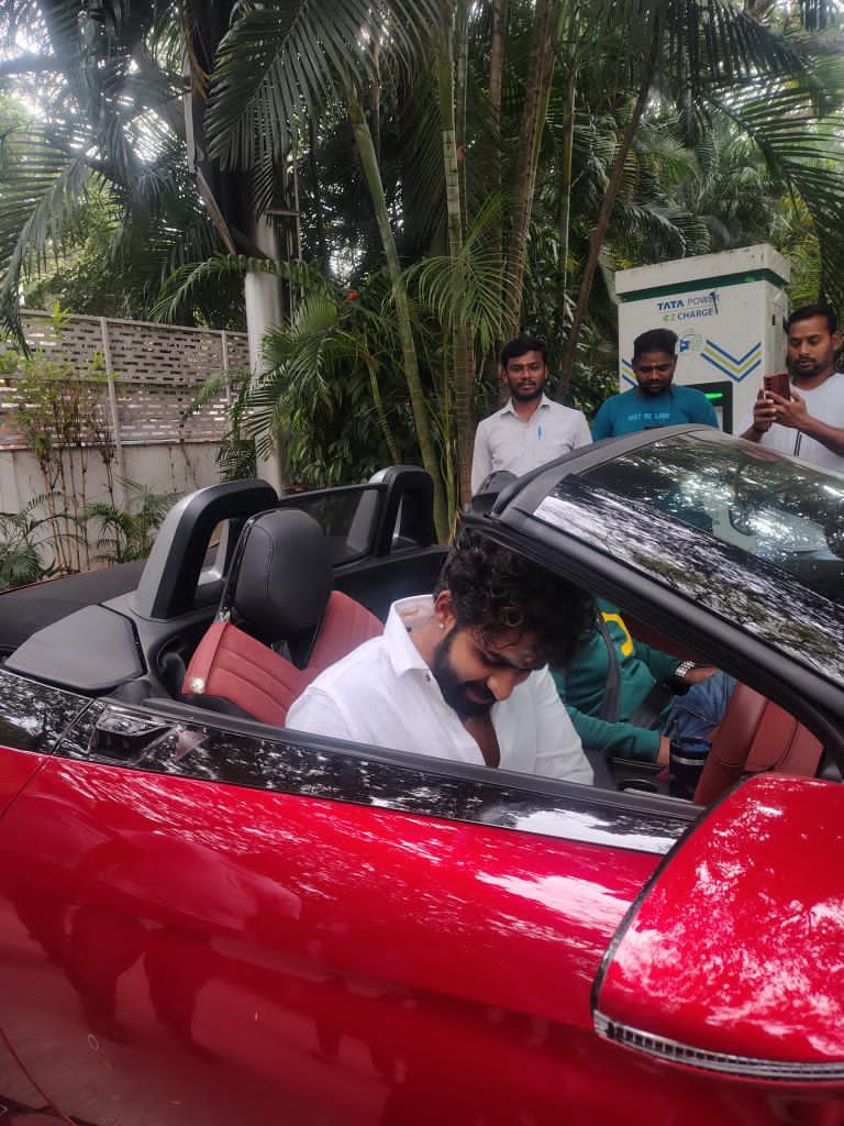 yrk_darbar's tweet image. #YuvaRajkumar
Exclusive Snap With New Car 🚗🚨