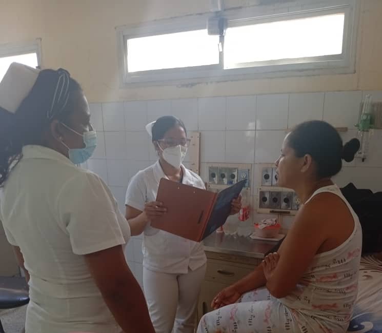 Entrega de guardia y pase de visita Asistencial en el servicio de medicina en seguimiento del estado clínico de los pacientes hospitalizados.
#CubaPorLaVida #CubaCoopera