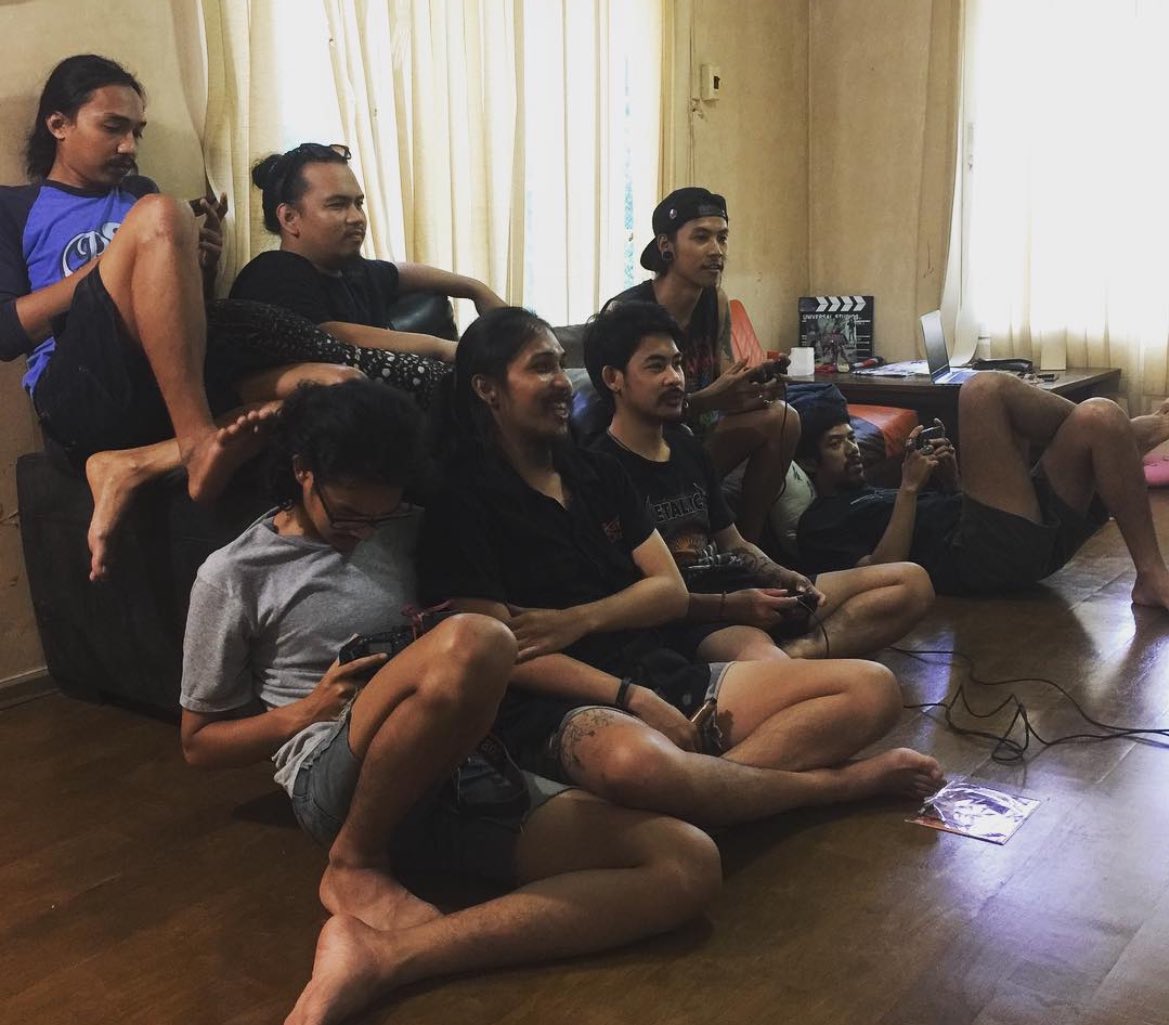 pexi_yy's tweet image. “รับงานครั้งเเรก คิดค่าตัว8,000 เเบ่งกันคนละพัน อีก1,000 ซื้อเบียร์กิน” #ohana