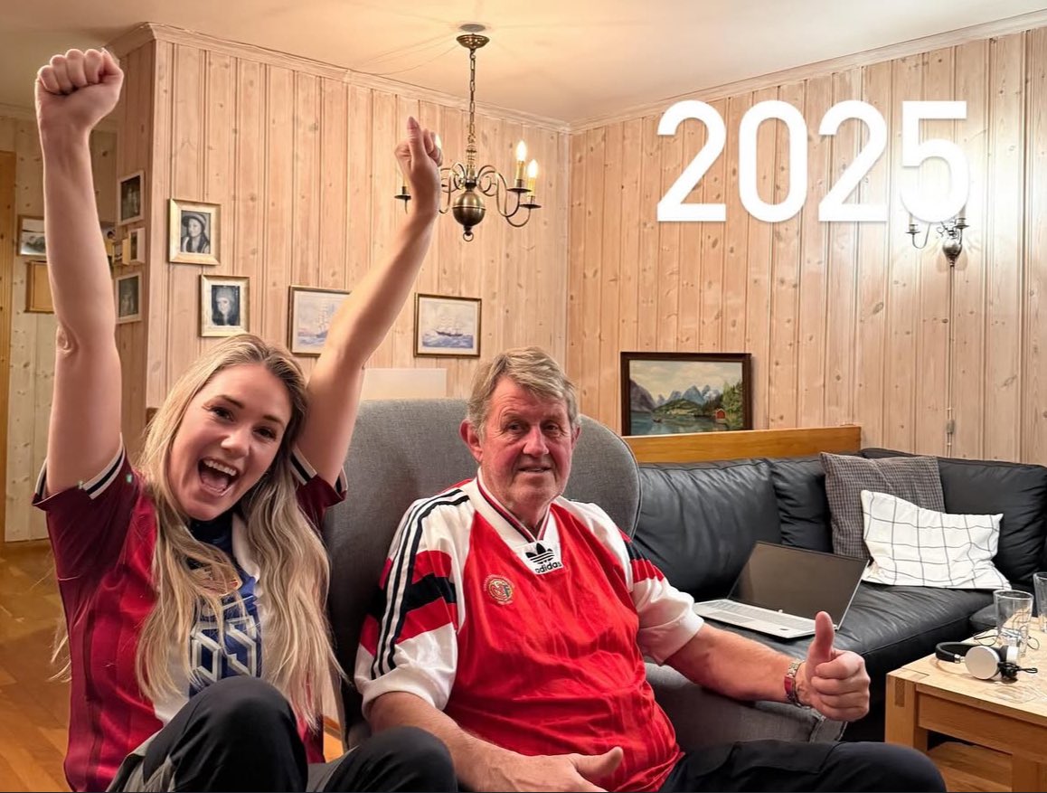 La présentatrice norvégienne Ida Fladen a publié ces photos pleines de nostalgie avec son père hier ! 🥹🇳🇴

▫️ 𝟭𝟵𝟵𝟴 : 𝗗𝗘𝗥𝗡𝗜𝗘̀𝗥𝗘 𝗣𝗔𝗥𝗧𝗜𝗖𝗜𝗣𝗔𝗧𝗜𝗢𝗡 𝗔̀ 𝗨𝗡𝗘 𝗖𝗢𝗨𝗣𝗘 𝗗𝗨 𝗠𝗢𝗡𝗗𝗘 

▫️𝟮𝟬𝟮𝟱 : 𝗤𝗨𝗔𝗟𝗜𝗙𝗜𝗖𝗔𝗧𝗜𝗢𝗡 𝗘𝗡 𝗣𝗢𝗖𝗛𝗘 𝗣𝗢𝗨𝗥 𝗟𝗔