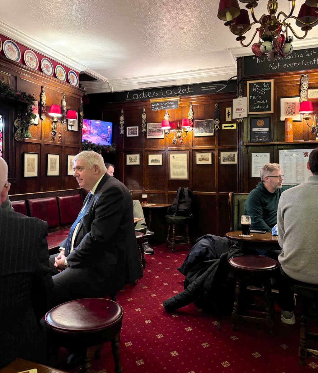 LondonPubMap's tweet photo. An afternoon pint at The Red Lion in St James’s. One of London’s most characterful boozers
#stjamess #redlion #pub https://t.co/07jMXYSueu