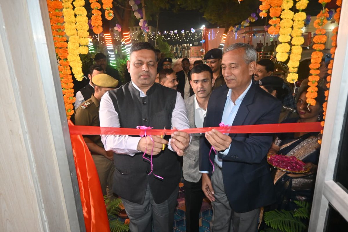 agrapolice's tweet image. पुलिस आयुक्त, आगरा @DeepakKumarIPS द्वारा अपर पुलिस आयुक्त के साथ थाना मलपुरा स्थित अत्याधुनिक सुविधाओं से सुसज्जित एवं भव्य रूप से नवीनीकृत एसीपी सैंया कार्यालय तथा थाना मलपुरा के आधुनिक मेस और सुव्यवस्थित विवेचना कक्ष का फीता काटकर उद्घाटन किया गया।

इस अवसर पर पुलिस आयुक्त,…