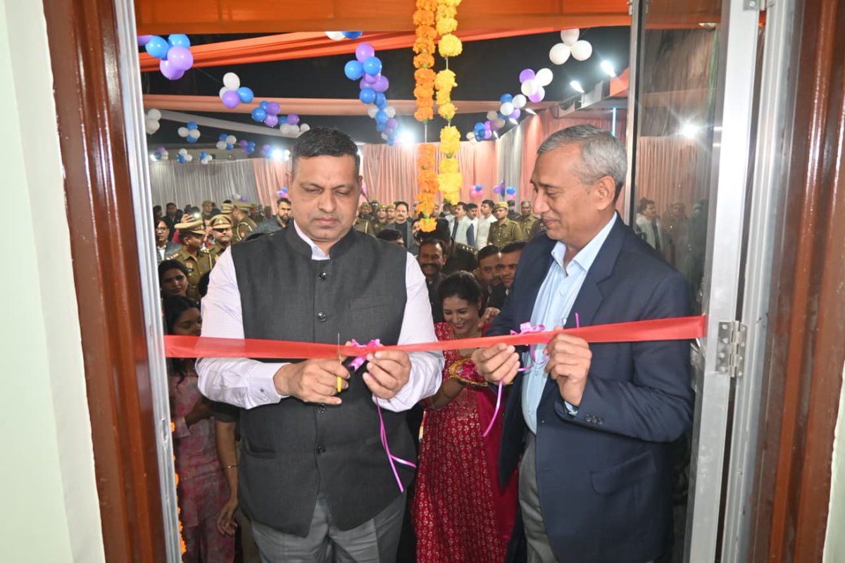 agrapolice's tweet image. पुलिस आयुक्त, आगरा @DeepakKumarIPS द्वारा अपर पुलिस आयुक्त के साथ थाना मलपुरा स्थित अत्याधुनिक सुविधाओं से सुसज्जित एवं भव्य रूप से नवीनीकृत एसीपी सैंया कार्यालय तथा थाना मलपुरा के आधुनिक मेस और सुव्यवस्थित विवेचना कक्ष का फीता काटकर उद्घाटन किया गया।

इस अवसर पर पुलिस आयुक्त,…