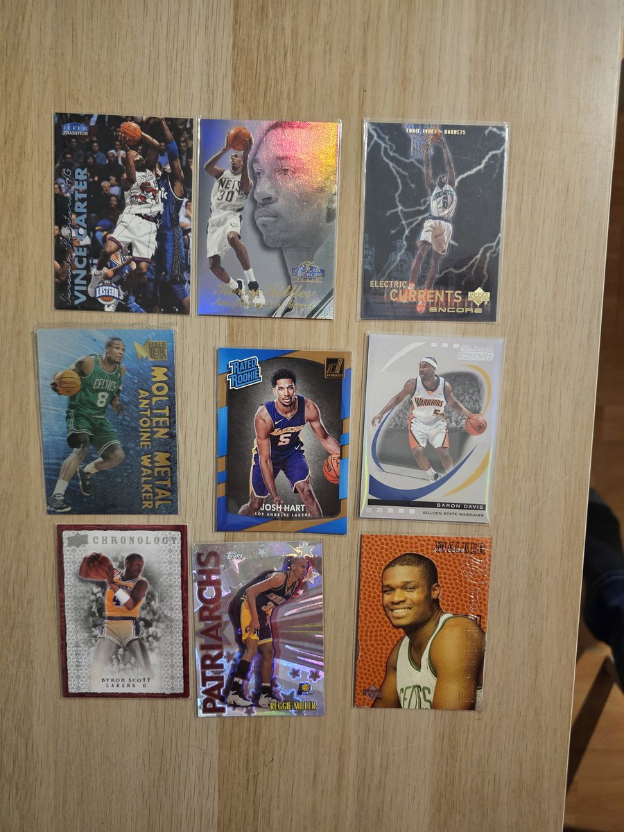 pressebasket's tweet image. Un petit mélange, avec de l&apos;auto, du presque vintage et des Topps pour finir le set de base (thanks a lot @SalzardJeje57 pr ces Topps 😁😍😁)
Bref une semaine sympa.
#cardsaddict #nbacardsaddict #hobby #Topps