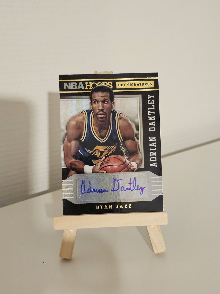 pressebasket's tweet image. Un petit mélange, avec de l&apos;auto, du presque vintage et des Topps pour finir le set de base (thanks a lot @SalzardJeje57 pr ces Topps 😁😍😁)
Bref une semaine sympa.
#cardsaddict #nbacardsaddict #hobby #Topps