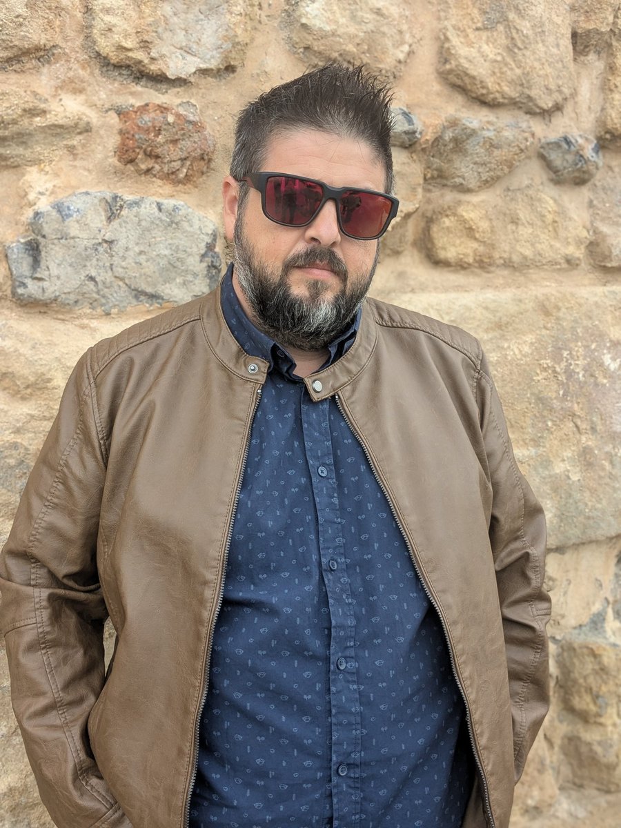 CamaleonesRock's tweet image. ¡Gente! Seguimos vivos. Hemos estado callados un tiempo porque se ha reestructurado la banda, pero seguimos con nuestro próximo disco. No vamos a decir fechas exactas, pero seguro que será para 2026.
De momento, presentamos a nuestro nuevo batería, el sr. Ricardo López 🥁