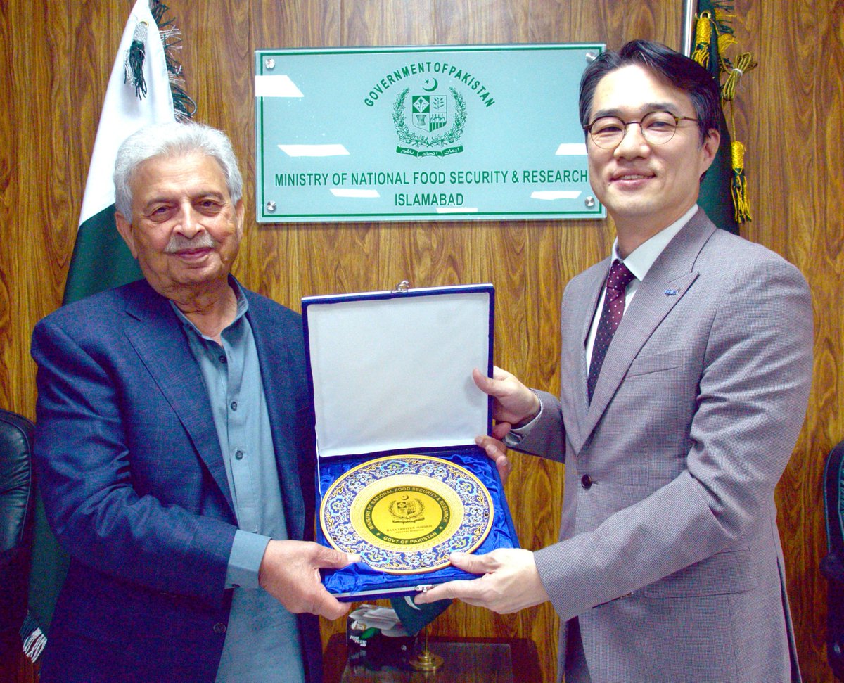 وفد نے وفاقی وزیرِ کو پروجیکٹ ’’اسٹیبلشمنٹ آف سیڈ پوٹیٹو پروڈکشن اینڈ سپلائی سینٹر (SPPSC)‘‘ کی تفصیلی فزیبلٹی رپورٹ پیش کی۔ وفاقی وزیرِ  نے پاکستان کے زرعی شعبے کی ترقی کے لیے اُن کے تعاون کو سراہتے ہوئے اسے پاکستان کے آلو کے بیج کے شعبے میں ایک بروقت اور انقلابی منصوبہ قرار دیا