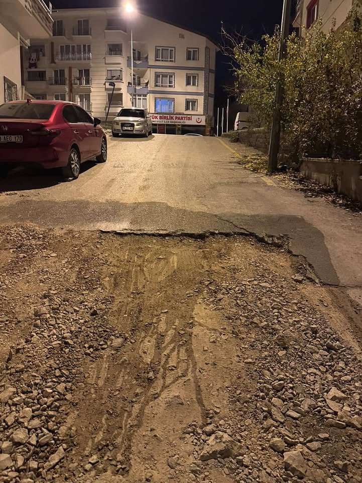 30 Ağustos Mahallesi 2108. Sokak İsyanı! 🚧

Takipçilerimizden gelen şikayet şöyle:

“Bu sokak hem dik yokuş hem de yolu bozuk. Araçlar çıkarken sürekli pati çekiyor, etrafta park halindeki araçlara zarar veriyor.”