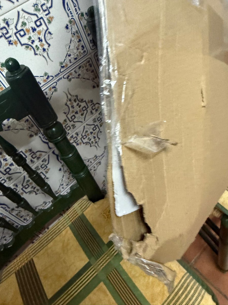 Así entrega <a href="/CorreosExpress/">Correos Express</a> <a href="/Cex_responde/">Correos Express Responde</a> los paquetes. ES UNA VERGÜENZA!! 🤬😤