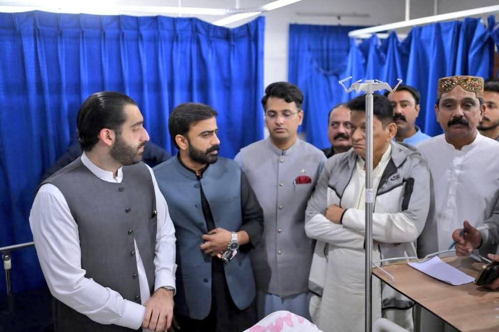 Ali_Taha_Jatoi's tweet photo. پیپلز پارٹی کے رہنما راول شرجیل میمن اور چیئرمین ٹاؤن حسین آباد عمیر مولا بخش چانڈیو نے آتش‌بازی فیکٹری دھماکے کے زخمیوں کی سول اسپتال حیدرآباد میں عیادت کی۔انہوں نے مریضوں کی طبی حالت کا جائزہ لیا، انتظامیہ کو ہدایت دی کہ علاج و معالجے میں کسی قسم کی کوتاہی برداشت نہ کی جائے۔ https://t.co/NtrX5s6Tqh