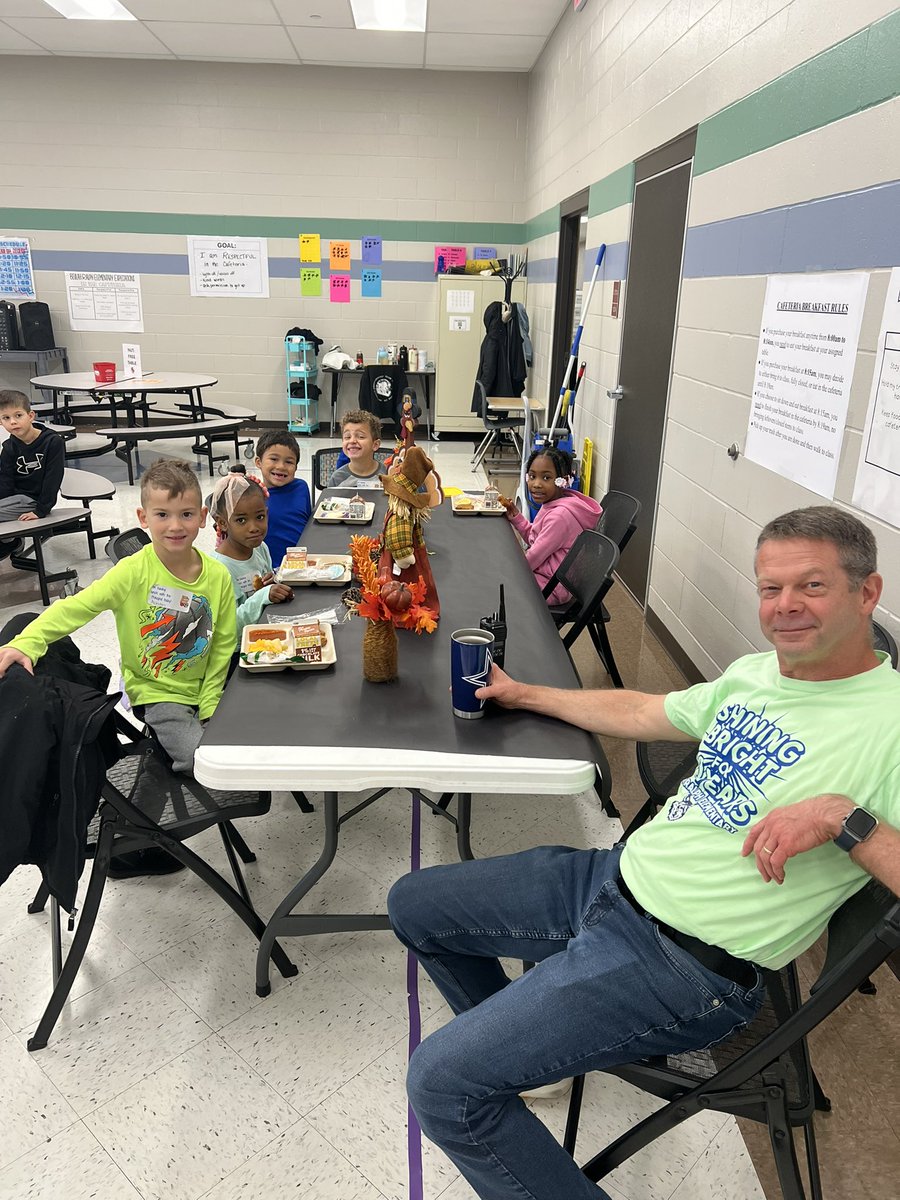 msconcannonbeu's tweet image. Yay Aceston! He was chosen to have Lunch with the Principal for the month of November! He enjoyed lunch with Mr Foulk and these friends today! 💙💚🐺 @BeulahRalphElem #cpsbest