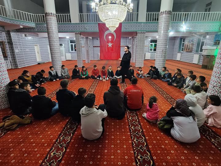 Etimesgut’ta anlamlı bir anma… 🇹🇷

Etimesgut’ta bir imam, şehit olan 20 askerimiz için özel bir anma programı düzenledi.
Çocuklara vatan sevgisini anlattı, şehitlerimiz için dualar edildi.
Küçüklere hediyeler verildi, ikramlar dağıtıldı.