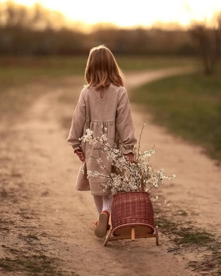 Bom dia 🌷 🌷 🌷 

Você pode ser seu maior mestre, o grande discípulo de si mesmo são os rastros que deixa para trás, são as pegadas que um dia aqueles que talvez você nunca conheceu irão ver. Deixe nessa terra as suas pegadas mais serenas, leve consigo os aprendizados mais