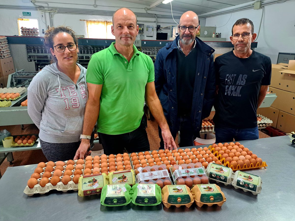 <a href="/ffernandezsuch/">Fernando Fernández</a> ha visitat S’Hort des Ponts a Menorca, una explotació de gallines de posta amb 16.000 animals repartits en sis naus i que dona feina a tres famílies. Un projecte de quilòmetre zero i de producte de qualitat, exemple de bioseguretat, sanitat i benestar animal.