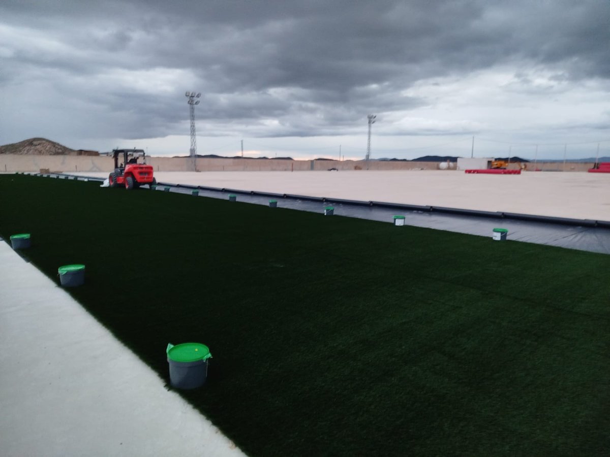COPE_Lorca_'s tweet photo. 🏟 Instalaciones 
🏗 Así avanzan las obras de la instalación de césped artificial del Municipal "Los Yesares" de Zarcilla de Ramos.
⚽ El equipo de la UD Zarcilla de Ramos - Pueblos Altos, pronto podrá disfrutar de unas instalaciones de primer nivel. https://t.co/yciZhi8gj3
