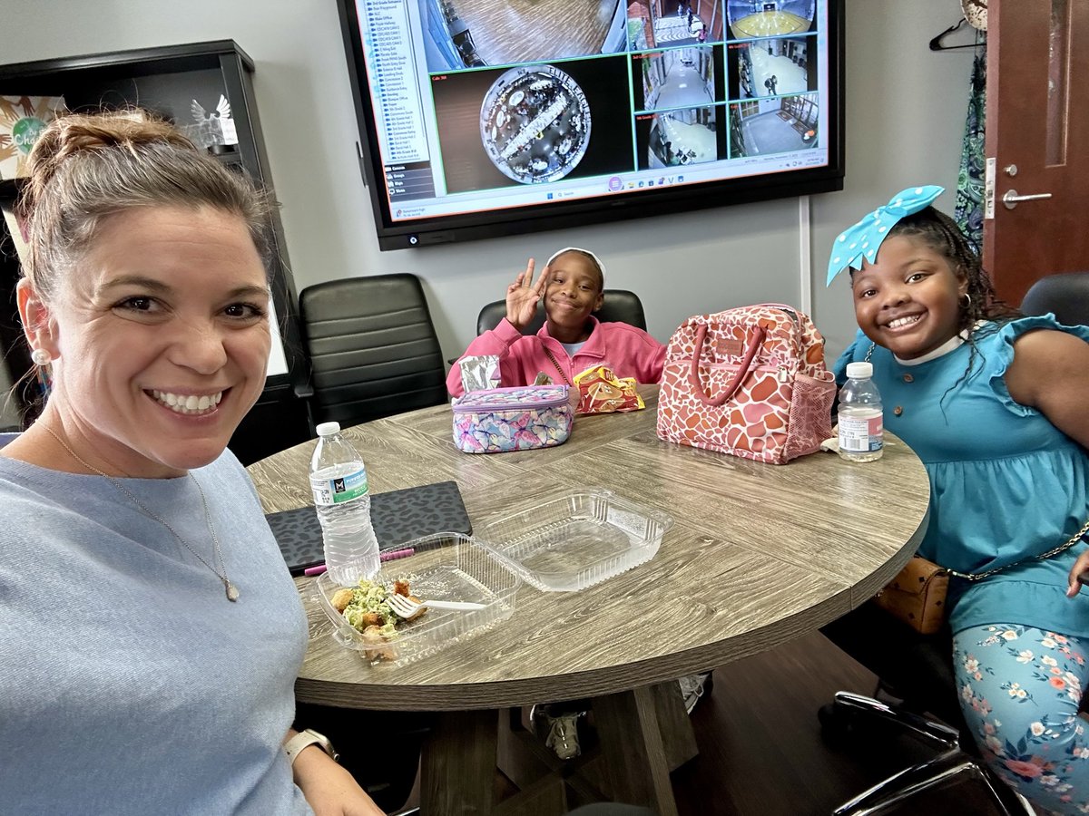 acparker12's tweet image. Rylee cashed in her Eagle bucks to enjoy lunch with the principal today. I love hearing their favorite parts of class and catching up on what’s new! #TeamDCS #PBIS #OneTeamOneDream @TweetDCS_HLI