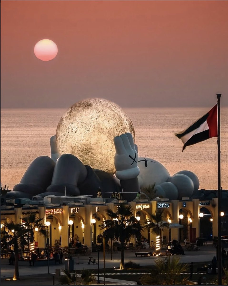 حتى القمر في بوظبي هايم
ودّه لو يصبح إماراتي 🇦🇪