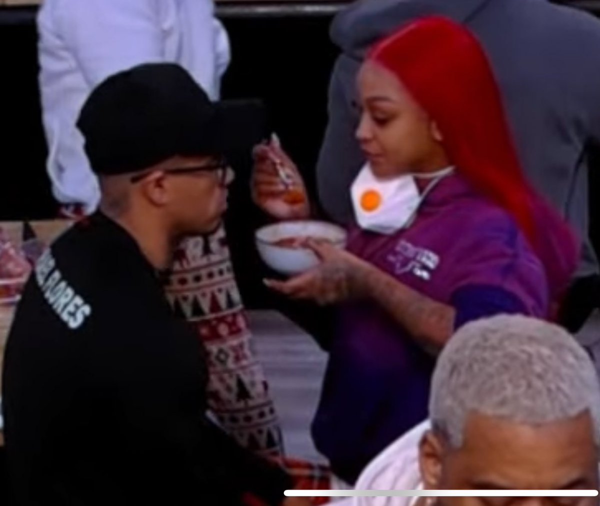 marie54859611's tweet photo. No peor esto ya es un descaro! Esto es otro nivel de ñoñería! Se sienta, ella le sopla la comida y se la da en la boca 👀🤣🤣🤣🤣🤣😭🤡 #LaCasaDeAlofoke2 https://t.co/V1ca9aEGWh