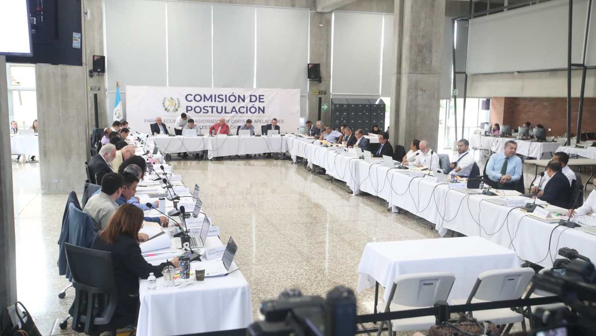 Ricigt1's tweet image. 🗳️🇬🇹 Bernardo Arévalo llama a profesionales probos a participar en las elecciones de cargos 2026
El presidente pidió a ciudadanos honestos y comprometidos postularse para TSE, CC, MP y CGC, y evitar que “personajes oscuros” ocupen espacios clave. ⚖️✨
Las misiones OEA y PEI…