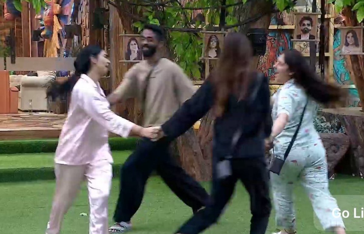 true_shaks's tweet photo. @BiggBoss_Tak This is LF lately what do you watch its Pranit/Noor plus the bully gang..
Watch then write about facts not what u imagine https://t.co/y9nP1hAFqu