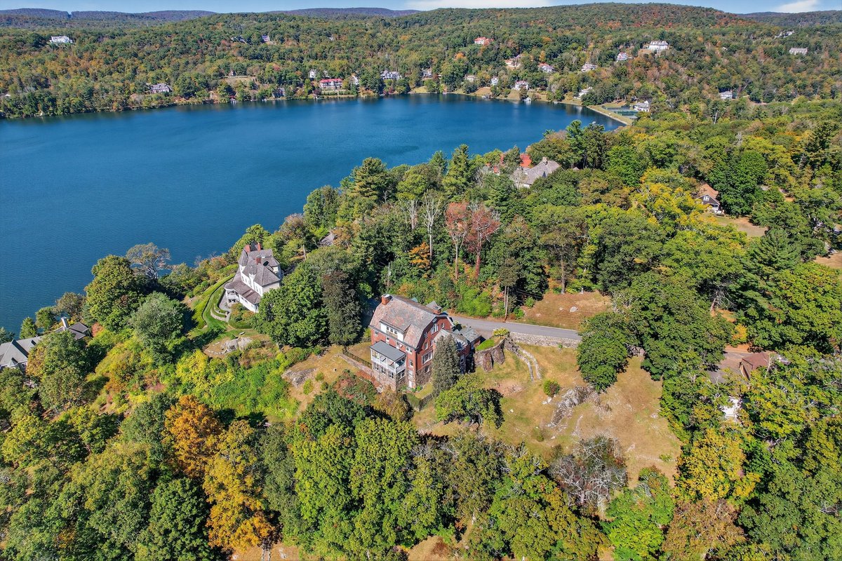 tuxedoparkhomes's tweet photo. The magnificent former Herbert C. Pell Estate is now featured on Circa Old Houses @circahouses! A legacy property with original detail and scenic views. Experience the Tuxedo Park lifestyle. https://t.co/DW5VKQ7JB5 #jacobmatthewsrealtor #TuxedoParkRealtor #sothebysrealty https://t.co/Fhd5D7IiKT